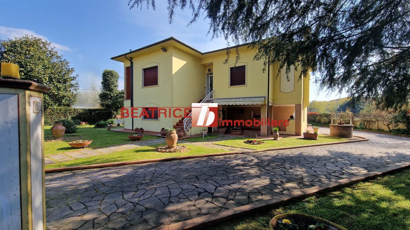 ADATTA ANCHE A DUE NUCLEI FAMILIARI, GIARDINO, GARAGE, DISPONIBILE DA SUBITO