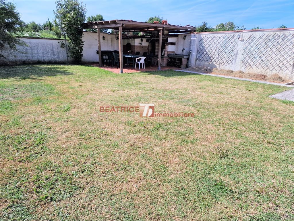 VILLA SU UN PIANO CON GIARDINO - ZONA TRANQUILLA VICINO AI SERVIZI